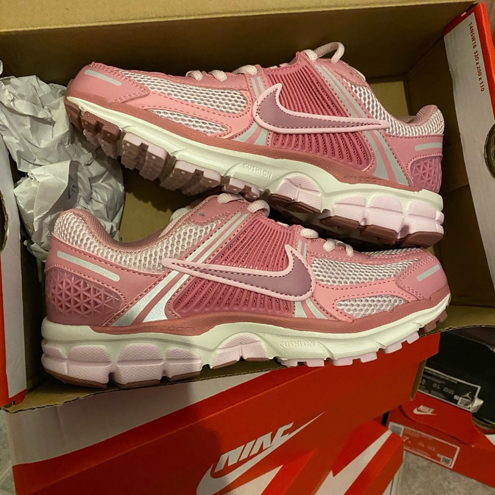 Nike Women's Pink and White Sneakers vomeros 5